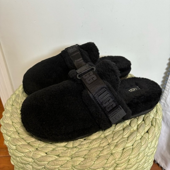 UGG Black Fuzzy Wool Closed Round Toe Logo Print Strap Slippers - Picture 4 of 10